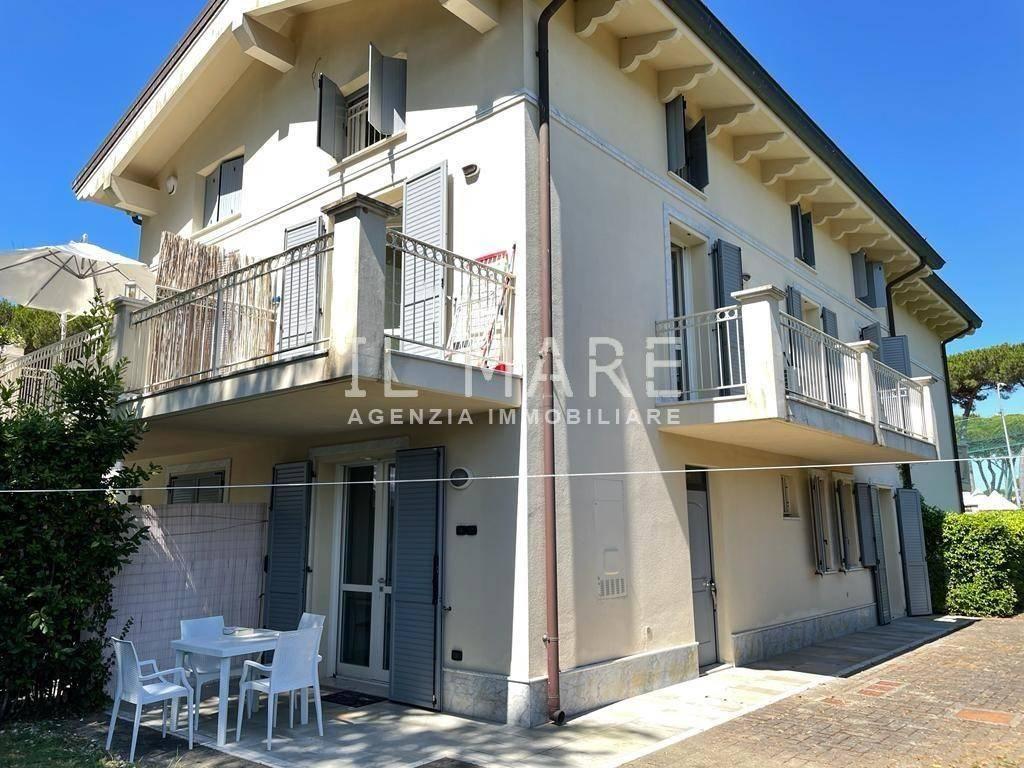 8 rooms Villa in Montignoso, Italy No. 35982