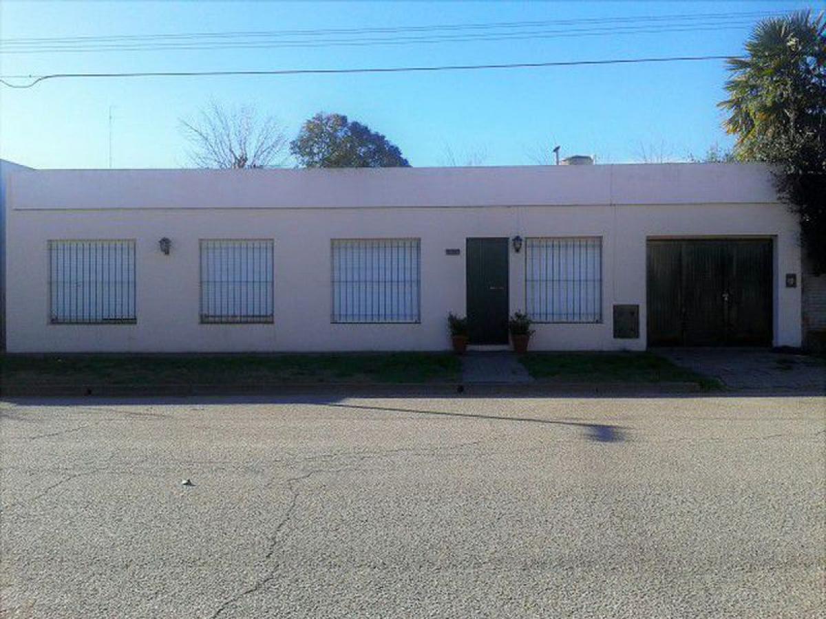 2 bedrooms House in Coronel Suarez, Argentina No. 19900