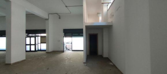 192m² Commercial property in Santa Maria Capua Vetere, Italy No. 251511 3