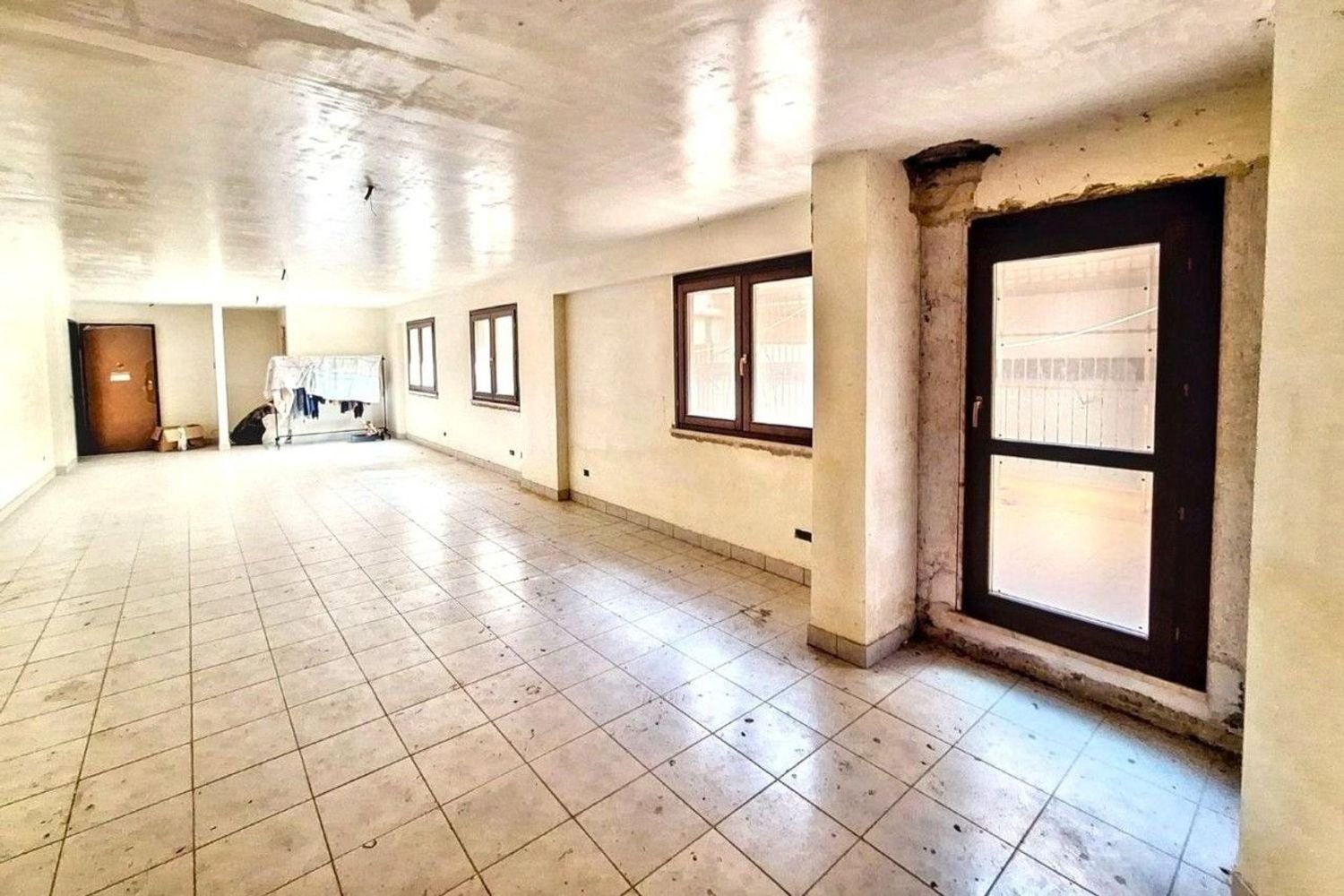 19m² Commercial property in Carini, Italy No. 336036