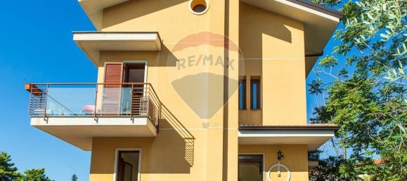 3 bedrooms Villa in Catania, Italy No. 328939 2