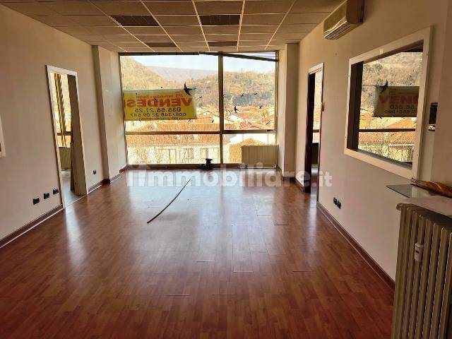 Oficina de 4 habitaciónes en Montalto Dora, Italy No. 87080