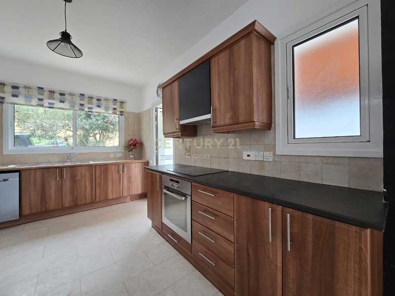 4 bedrooms Commercial property in Agios Tychonas, Cyprus No. 20793