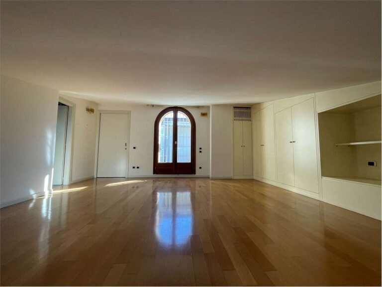 4 bedrooms Penthouse in Modena, Italy No. 20788