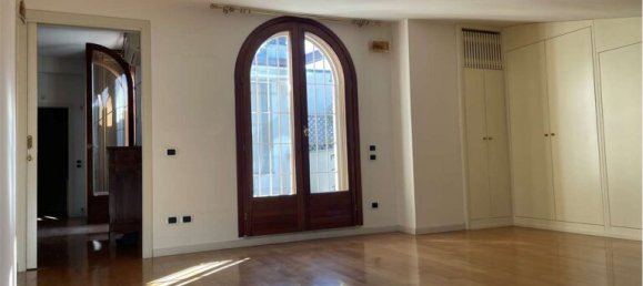 4 bedrooms Penthouse in Modena, Italy No. 20788 3