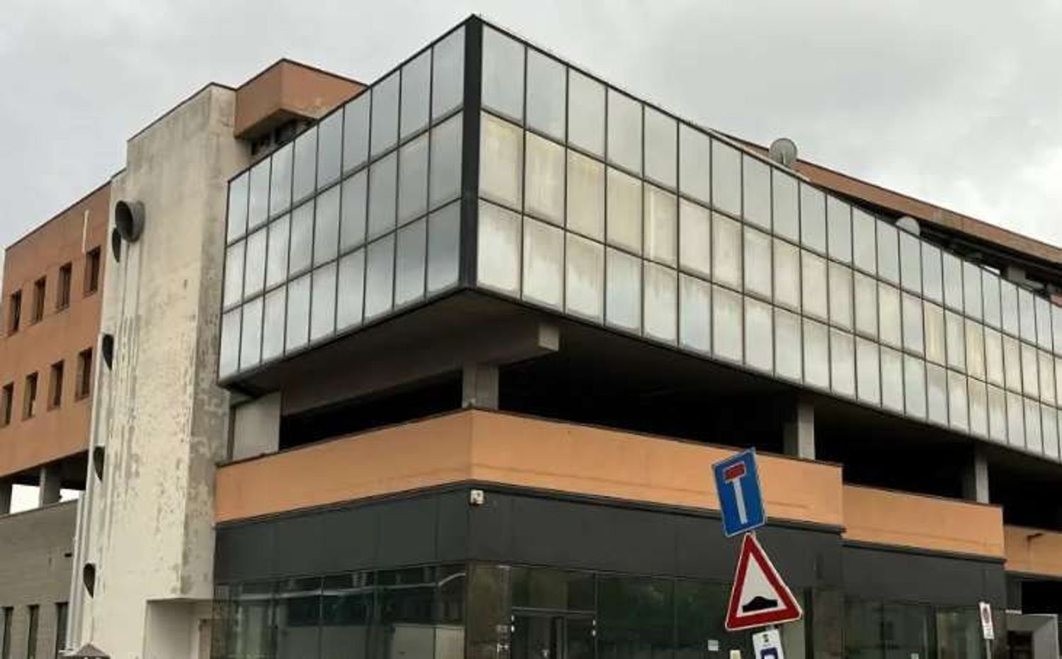 215m² Office in Como, Italy No. 186991