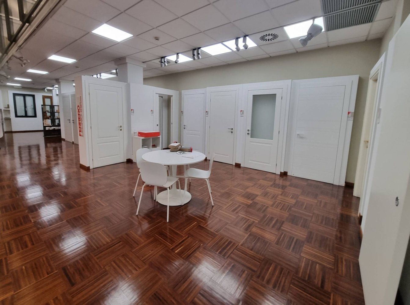 5غرفة عقار تجاري في Milan, Italy رقم 243317