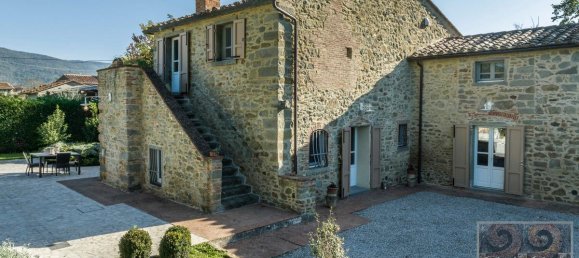 5 bedrooms Villa in Cortona, Italy No. 379 2