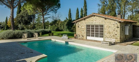 5 bedrooms Villa in Cortona, Italy No. 379 3