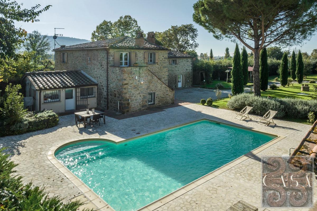 5 bedrooms Villa in Cortona, Italy No. 379
