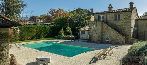 5 bedrooms Villa in Cortona, Italy No. 379 4