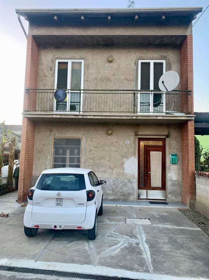 6 rooms Apartment in Viadana, Italy No. 26088