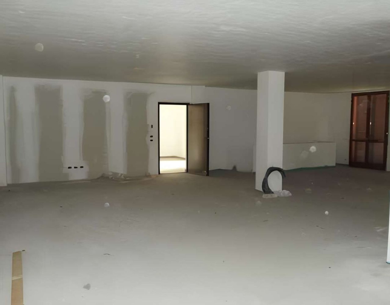 188m² Office in Cassano d'Adda, Italy No. 306780