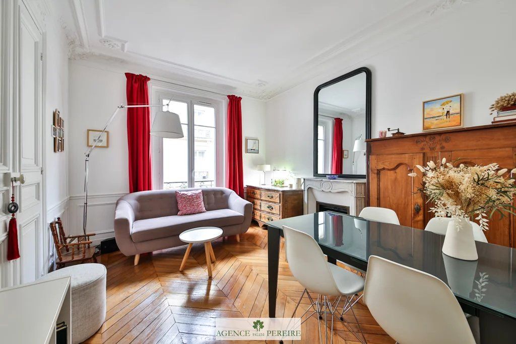 2 bedrooms Apartment in Paris, France No. 325275