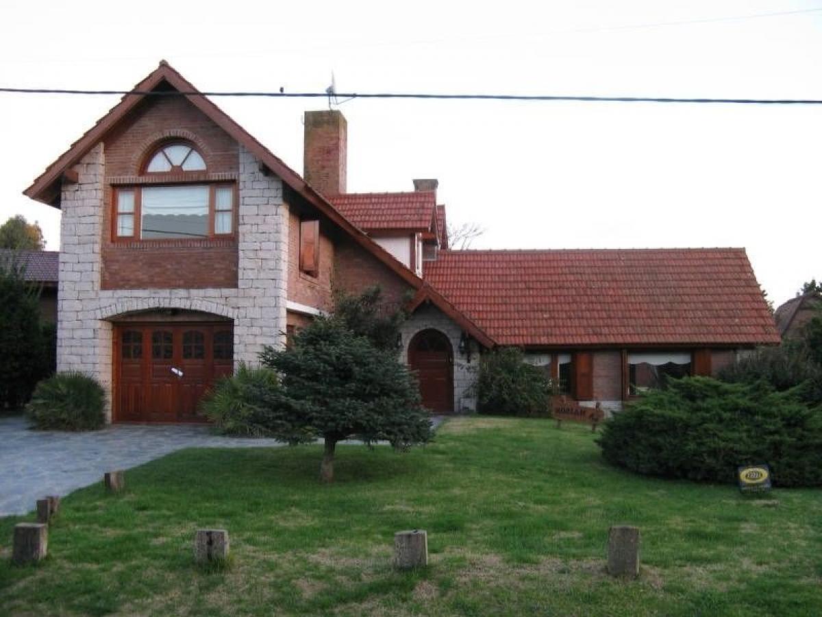 4 bedrooms House in Mar del Plata, Argentina No. 80773