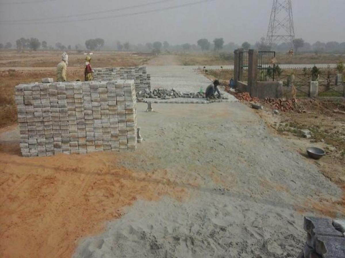  Land in Mathura, India No. 41739
