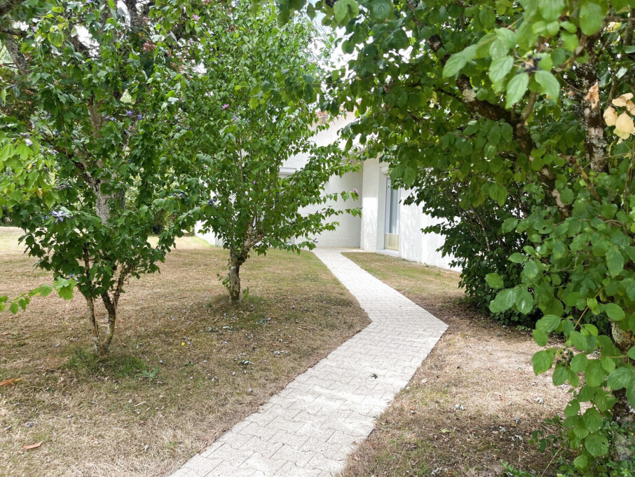 3 bedrooms House in Lignan-de-Bordeaux, France No. 317788