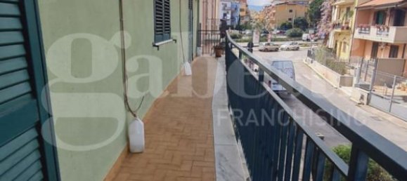 5 rooms Apartment in Palermo, Italy No. 33544 3