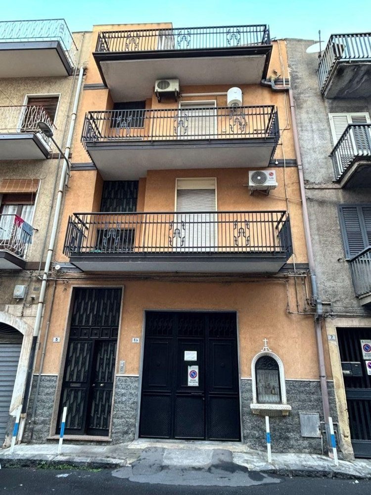 6 rooms House in Paternò, Italy No. 259728