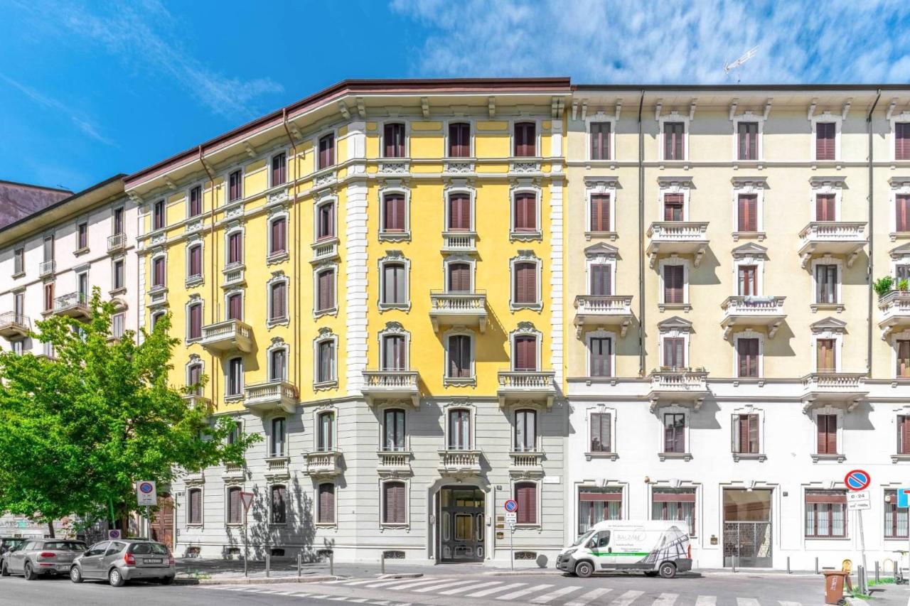5 rooms Apartment in Milan, Italy No. 242735