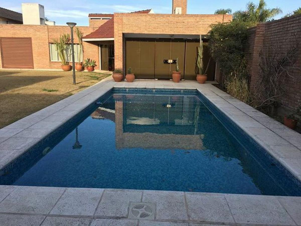 Casa de 3 dormitorios en Córdoba, Argentina No. 8074