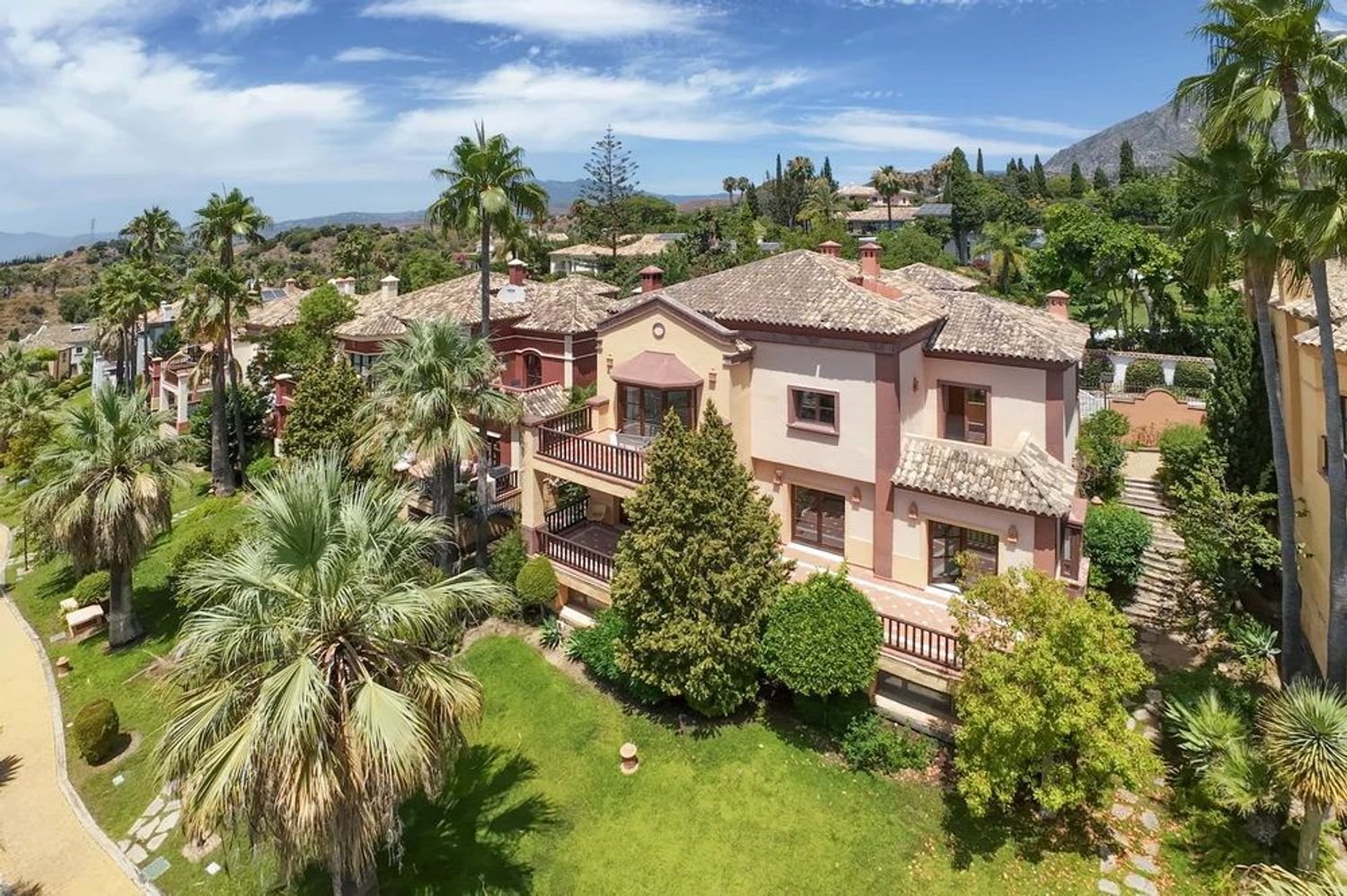 6 bedrooms Villa in Marbella, Spain No. 166180