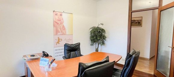 Офис с 4 комнатами в Варесе, Италия № 138165 9