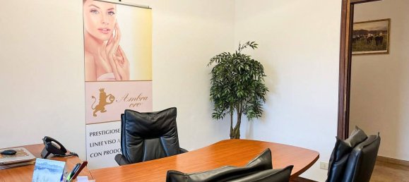 Офис с 4 комнатами в Варесе, Италия № 138165 10