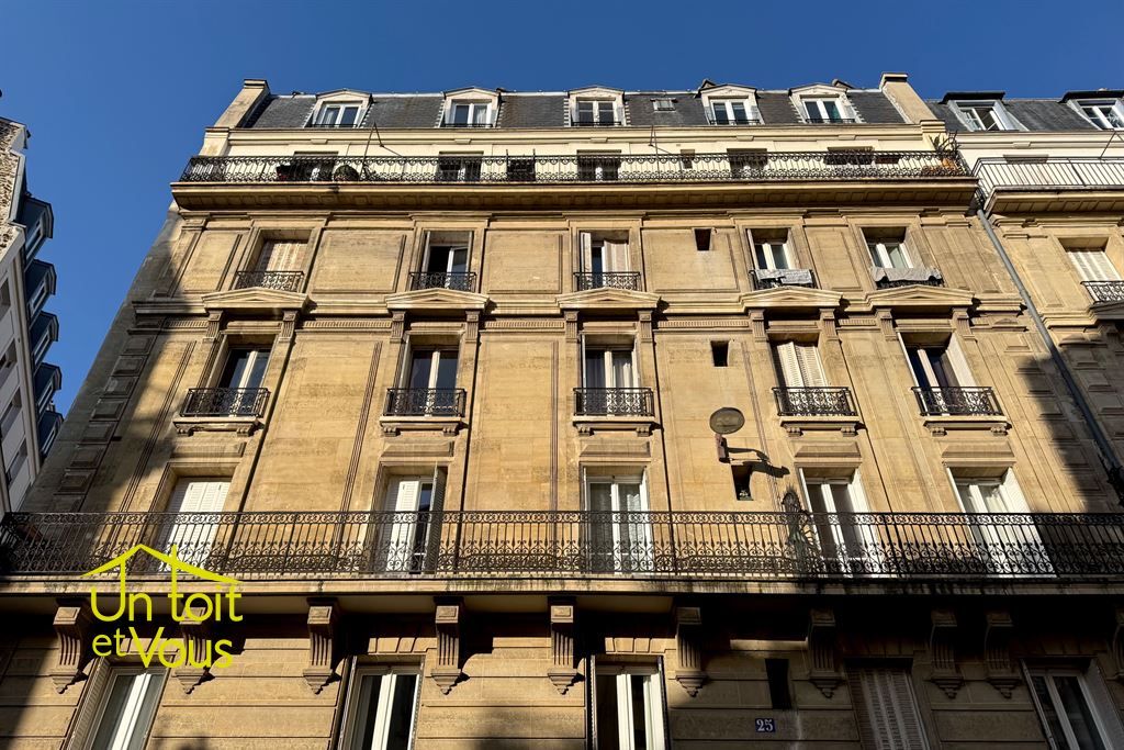 2 bedrooms Apartment in Paris, France No. 151634