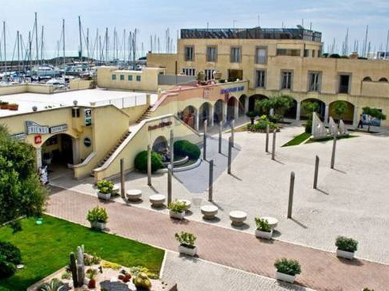 2 rooms Commercial property in Rome, Italy No. 266440