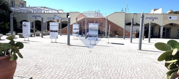 2 rooms Commercial property in Rome, Italy No. 266440 3