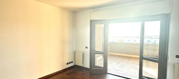 Квартира с 3 спальнями в Фьюмичино, Италия № 321603 4