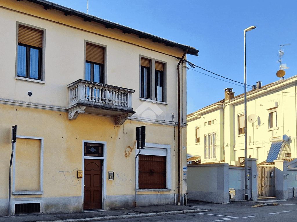 Casa de 2 dormitorios en Gallarate, Italy No. 65326