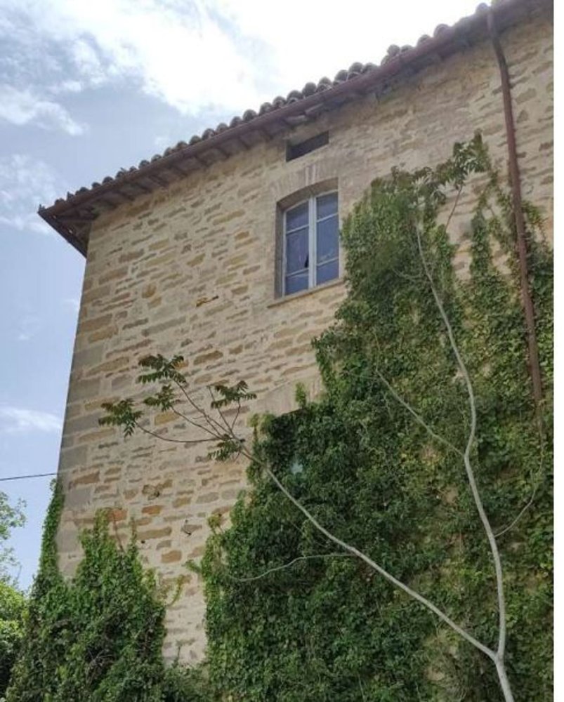Casa de 6 habitaciónes en Gubbio, Italy No. 39010