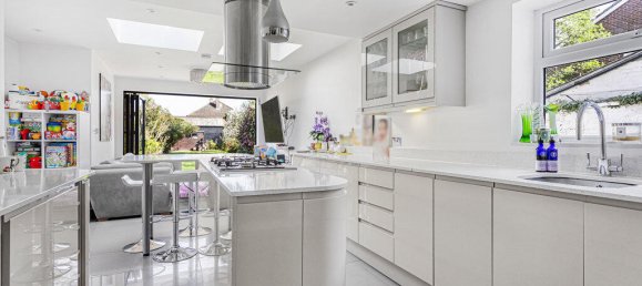 4 bedrooms House in Ashford, United Kingdom No. 8563 3