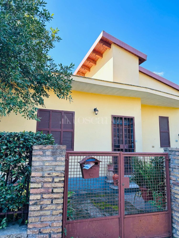 6 rooms Villa in Rome, Italy No. 80063