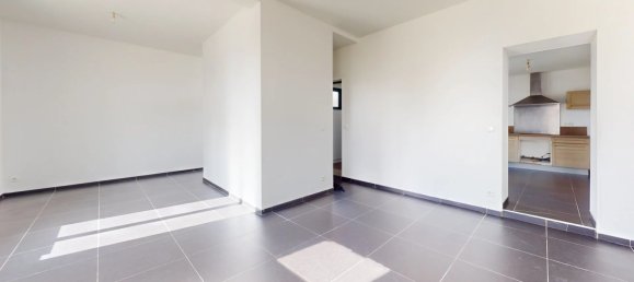 3 bedrooms House in Saint-Quentin, France No. 246608 2