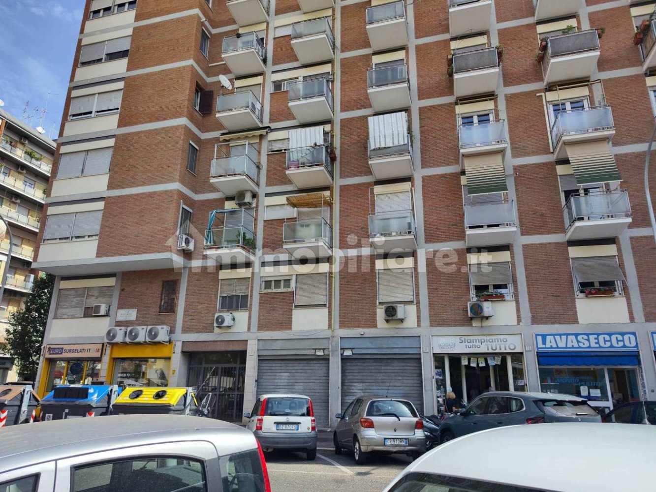 2 rooms Commercial property in Rome, Italy No. 394832