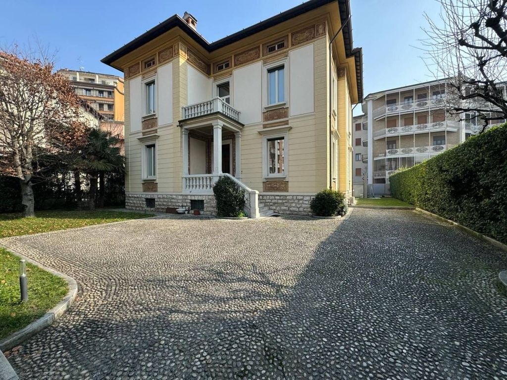 Villa de 6 dormitorios en Brescia, Italy No. 86954