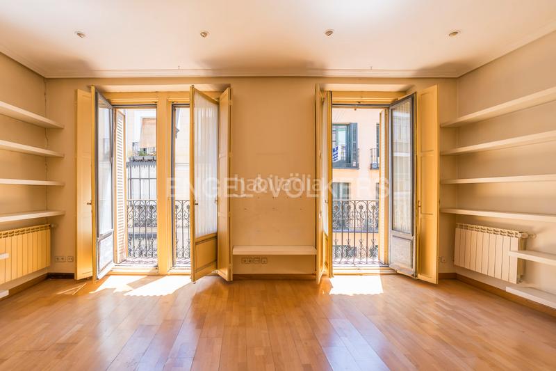 Apartamento de 4 dormitorios en Madrid, Spain No. 137819