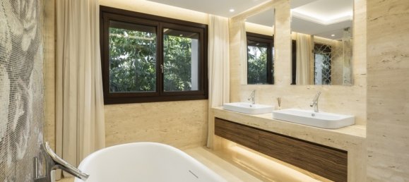 Villa de 5 dormitorios en Marbella, Spain No. 111138 3