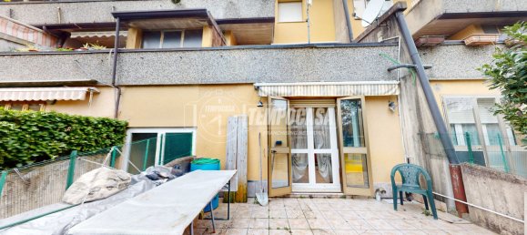 2 bedrooms Apartment in Malnate, Italy No. 14417 3