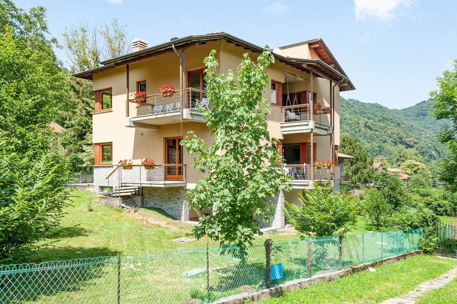 10 rooms Villa in Laveno-Mombello, Italy No. 251650