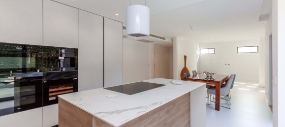 4 bedrooms Villa in Almada, Portugal No. 98420 12