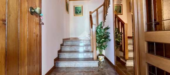 Дом с 5 комнатами в Удине, Италия № 35900 8