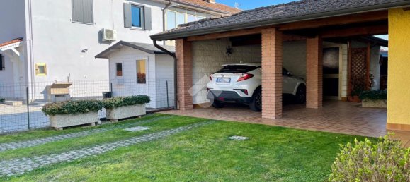 Дом с 5 комнатами в Удине, Италия № 35900 37