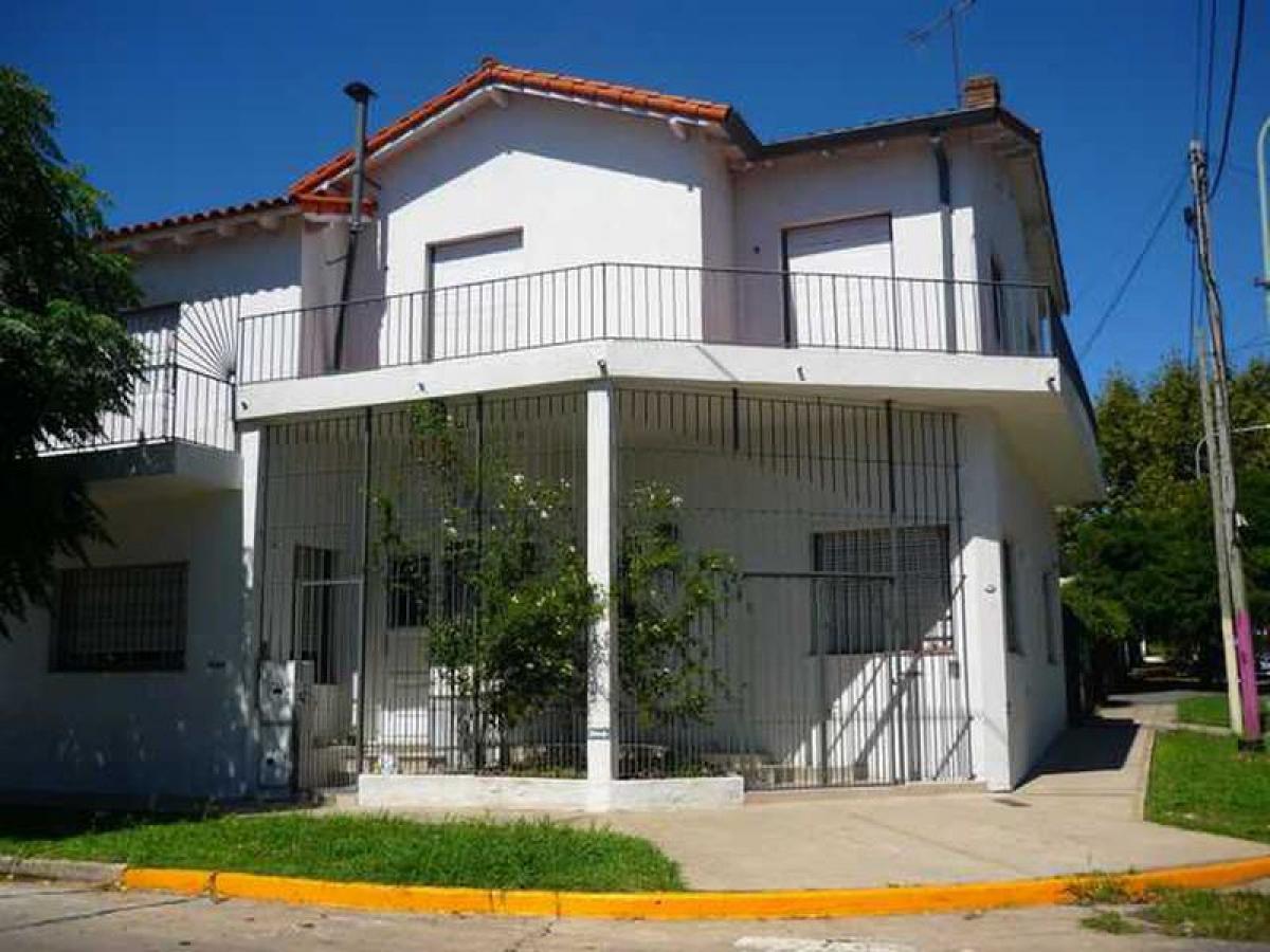 4 bedrooms House in Quilmes, Argentina No. 19234