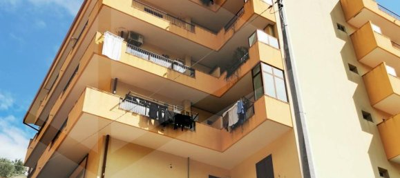 3 rooms Apartment in Messina, Italy No. 20978 2