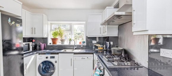 3 bedrooms House in Bushey, United Kingdom No. 6188 2