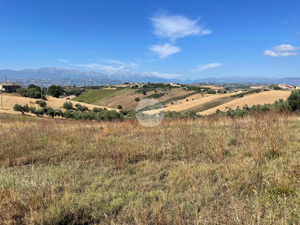 Terreno em Roseto degli Abruzzi, Italy 7000 m² N.º 297360